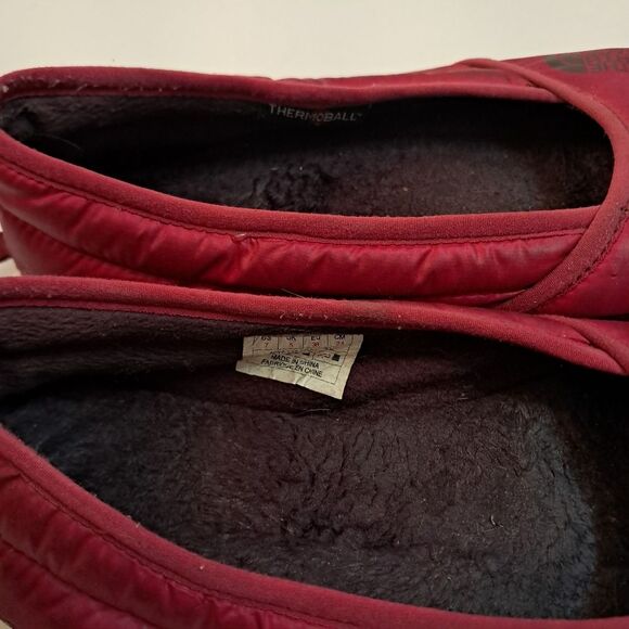 The North Face Flats Women's 7 Theromoball Traction Burgundy Quilted Waterproof - Picture 4 of 6